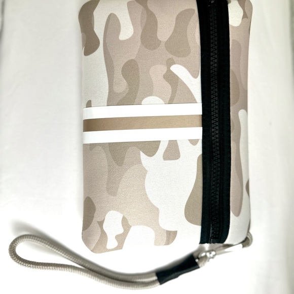 Haute Shore Neoprene Tote Cosmetic Eyeglass Wallet Wristlet Set Beach Lake - Picture 6 of 16